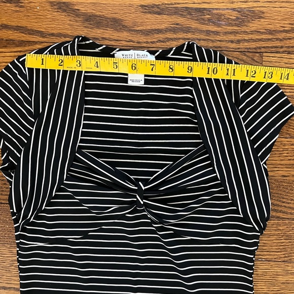 Black and White Striped Top Size Small TONS OF STRETCH - Picture 2 of 4